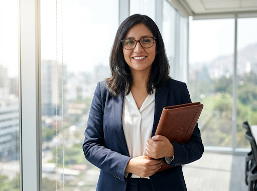 Consultora profesional senior de Qualtra Global SAC en sala corporativa de alta dirección